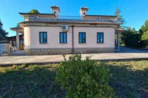 Immobile panoramico, con ampi giardini alberati