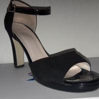 Sandali eleganti in velluto nero da donna.