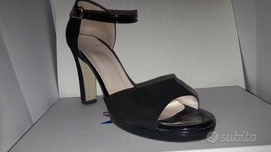 Sandali eleganti in velluto nero da donna.