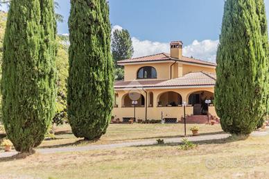 VILLA SINGOLA A BRACCIANO