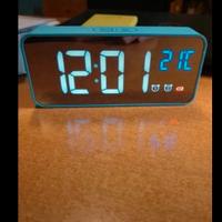 Orologio azzurro da comodino, sveglia e temperatur