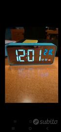 Orologio azzurro da comodino, sveglia e temperatur