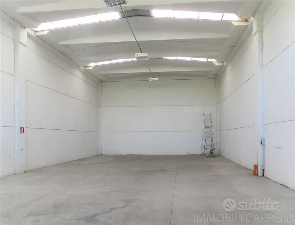 Immobile di 1000 m² con 5 locali a Lucca
