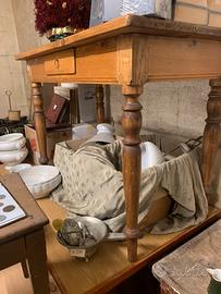 Tavolo gambe a cipolla