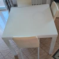 Tavolo estensibile fino a 8 posti + 4 sedie