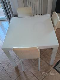 Tavolo estensibile fino a 8 posti + 4 sedie