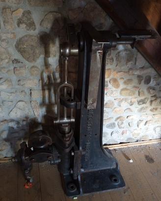Macchinario industriale vintage in ghisa – da coll