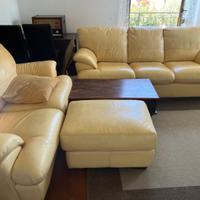 N. 2 divani e un pouf