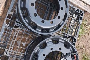 9 Cerchi e 1 gomma per camion