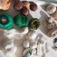 Gomitoli di filo, uncinetti in acciaio