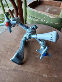 antico rubinetto per vasca da bagno