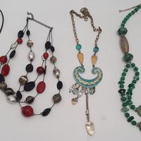 4 collane di bigiotteria con diverse tonalità di v
