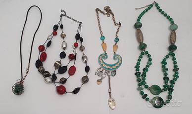 4 collane di bigiotteria con diverse tonalità di v