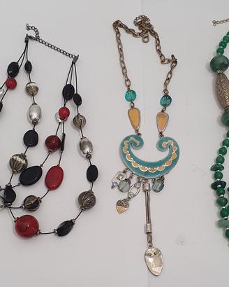 4 collane di bigiotteria con diverse tonalità di v