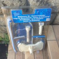 spazzole e attrezzatura per pulizia piscina