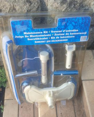 spazzole e attrezzatura per pulizia piscina