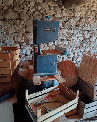 Sega a nastro verticale