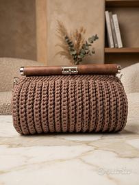 Borsa realizzata ad uncinetto