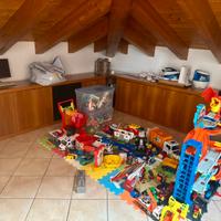 Mobile basso con cassetti e vani in legno