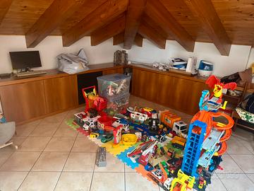 Mobile basso con cassetti e vani in legno