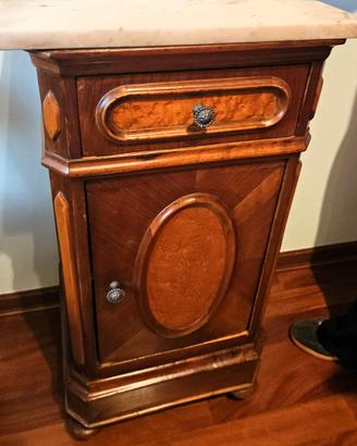 Comodino antico di fine '800, stile Umbe