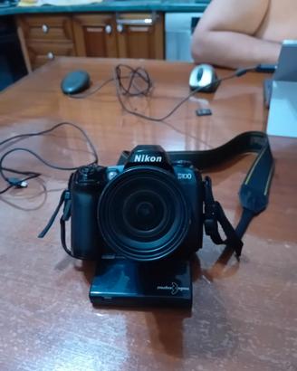 Nikon D100 + Battery Grip MB-D100 + Ottica 18-55mm