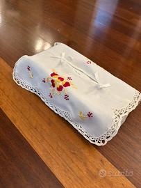 Centrino ricamato copri scatola kleenex