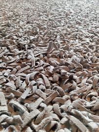 tappeto sfrangiato in pelle 