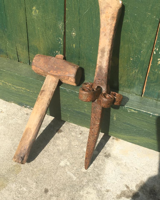 Martello e incudine batti falce