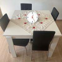 Tavolo da pranzo e sedie.