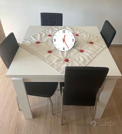 Tavolo da pranzo e sedie.