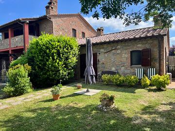 Baiadera in casale con giardino e piscina