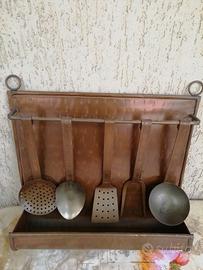 PORTA MESTOLI IN RAME CON 5 UTENSILI VINTAGE