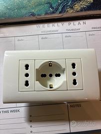 Prese da muro bianca