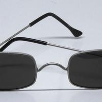 Occhiali da sole vintage anni '60/'70. Lenti nere.