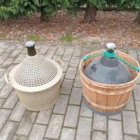 Damigiane e bottiglie vino