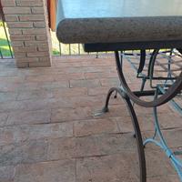 Tavolo e sedie da giardino in ferro.