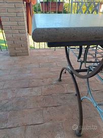 Tavolo e sedie da giardino in ferro.
