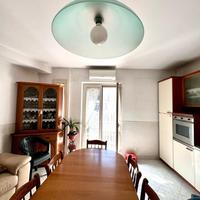 VETRINA, TAVOLO E SEI SEDIE