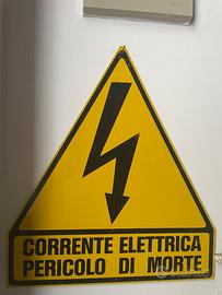 Cartello insegna industriale corrente pericolo