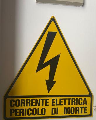 Cartello insegna industriale corrente pericolo