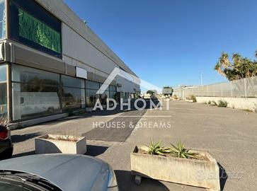 600 mq locale plurivetrine + parcheggi ingresso ca