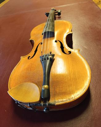 Violino con scritta interna 