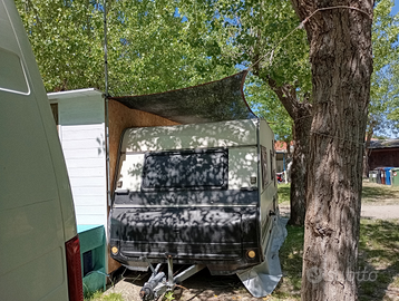 Roulotte con annessa casetta in legno