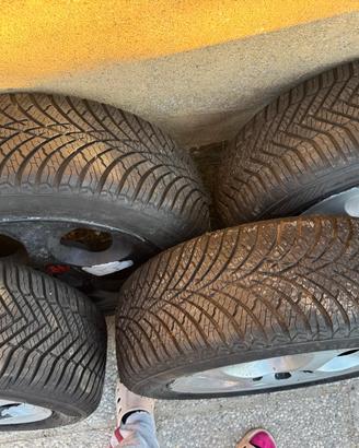 4  Pneumatici ,  4 stagioni 205/55 R16 .Su Cerchi 