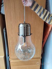 coppia di lampadari a forma di lampadina