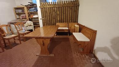 Tavolo con giropanca. Vendibili separatamente.