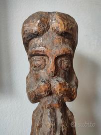 vecchia scultura in legno