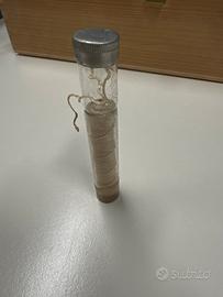 Rocchetto di filo in tubo di vetro e tappo vintage