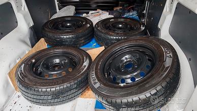 cerchi e gomme nuovi. 